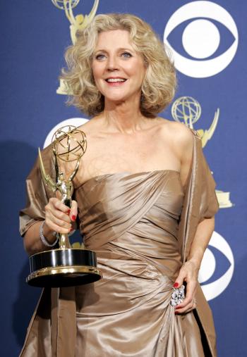 Como Mejor Actriz Secundaria en una serie dramática la victoria fue para Blythe Danner por su debut en la serie Huff, que transcurre en la consulta de un psiquiatra que ve visiones.