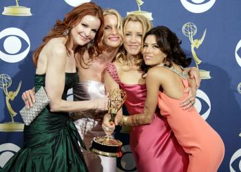 Las primeras conductoras de la noche fueron Teri Hatcher, Eva Longoria, Marcia Cross, Felicity Huffman y Nicollette Sheridan, quienes juntas presentaron el ganador de la categoría de Mejor Actor de Reparto en Comedia.

Momentos después celebraron también el premio de Felicity Huffman como mejor actriz.