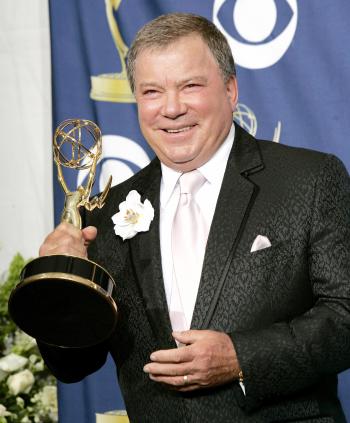 El veterano William Shatner, obtuvo el galardón como el Mejor Actor Secundario en una serie dramática por su trabajo en Boston Legal.