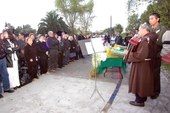 Celebran misa en honor de decenas de víctimas de la catástrofe