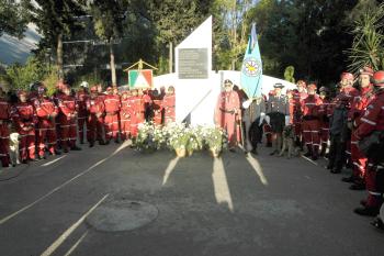 Al igual que hace dos décadas, socorristas profesionales se lanzaron  a las calles a ayudar a 'damnificados' por los simulacros de evacuación, uno de los cuales se efectuó en pleno centro histórico de Ciudad de México, frente al Palacio Nacional, el Ayuntamiento y la Catedral Primada.