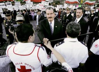 El presidente dijo: 'recordamos a nuestros seres queridos desaparecidos hace 20 años, muchos mexicanos niños, jóvenes, padres, hermanos, costureras y trabajadores perdieron la vida dejando una estela de dolor... Nos unimos a familiares y amigos de quienes nos abandonaron hace dos décadas', puntualizó.