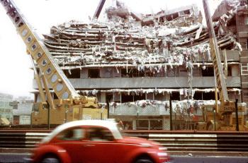 Llanto y desesperación fueron las imágenes que enmarcaron la tragedia de 1985, miles de personas buscando a sus familiares desaparecidos.

Fue puro pánico. La gente corriendo en las calles, algunos atropellados por coches. Hubo fugas de gas, fugas de agua. La gente no sabía qué pasaba.