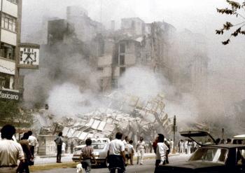 Tanto el edificio de Televisa San Ángel y el Hospital Juárez se desplomaron, así como muchos otros en la ciudad. Hubo gente que fue rescatada viva diez días después.

Unos 880 edificios de la ciudad quedaron totalmente destruidos y casi tres mil  sufrieron daños de estructura, que actualmente se puede ver en muchos edificios que sobrevivieron a esa fecha.