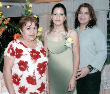 Ingrid con su mamá, Luz Hernández Espinoza y su futura suegra, María del Rosario Álvarez Mercado.