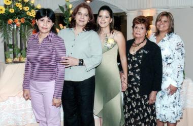 Ingrid junto a las anfitrionas Amelia Ávila Aguilera, Luz Hernández Espinoza, Amelia Aguilera de Ávila y Selena Ávila de Escandón.