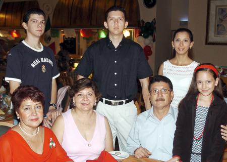 Alicia Alvarado, Lety de Sánchez Moreyra, Carlos, Luis, Claudia e Irma Sánchez Navarro.