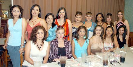 18 de septiembre 2005
Muy feliz lució Adriana González Sáenz, acompañada de todas sus amigas en una bonita fiesta prenupcial.