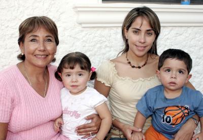 Alicia J. de Ruiz, Isabella, Alicia y Ricardo Jaime, en un agradable convivio.