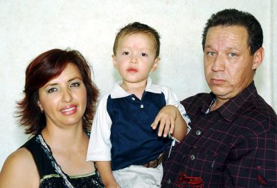 Arturo Castaño Orozco y Gabriela Violante Tovar festejaron a su hijito Arturo Castaño Violante, en una piñata por su tercer cumpleaños.