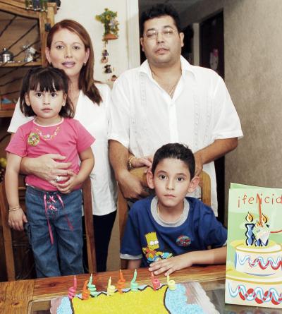 Con motivo de su cumpleaños, Víctor M. Fernández Piedra fue festejado con un convivio por sus papás y su hermana.