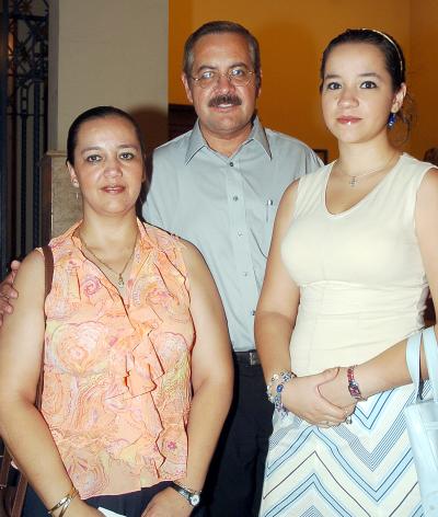 Ezequiel y Ana Lucía Ávila y Lucy Frías de Ávila.