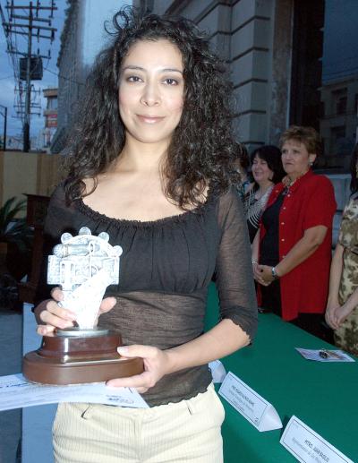 Ivonne Galván, ganadora del génerp de Canto Nuevo o Bolero en el festival Pintando la Música.