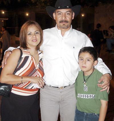 Norma Liu, Arturo Solís y el pequeño Arturo Jr.