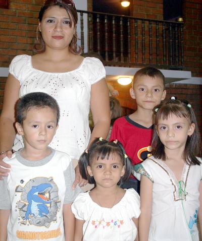 Alejandra Gómez, Alejandra Hernández, Andrea Hernández, Jesús Fabián  Gómez y Rodolfo Caballero en pasado festejo infantil.