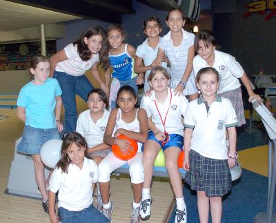 En compañía de sus compañeros del colegio, Natalia festejó su cumpleaños.