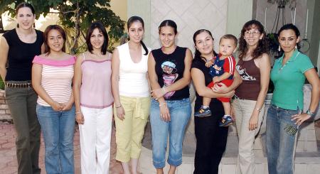 Michelle de Mijares, Ale de Aguinaga, Alejandra Ramos, Tita Ulloa, Kathy Riveroll, Laura Gama, Nelly Blackaller y Alma Luján.