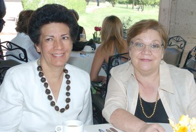 Amira Oropeza y Consuelo de  Beltrán del Río, invitadas a una fiesta de canastilla.