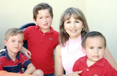 Joaquín García, Diego, Mara y Alan Borrego en pasado festejo infantil.