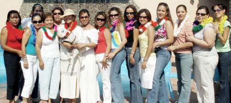 Nuria Ramos Jiménez, acompañada por un grupo de amigas a  la despedida de soltera estilo hawaiano que le ofrecieron por su cercana boda.