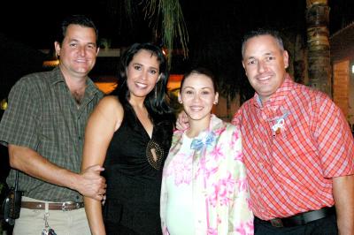 Mayra Corral de González y Javier González acompañados por los organizadores de su fiesta de regalos, señores José llamo Alatorre y Martha Castro de Llamas.