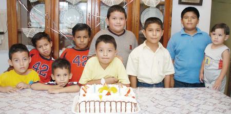 Guillermo Castañeda Martínez, acompañado por un grupo de amiguitos en su fiesta de cumpleaños.