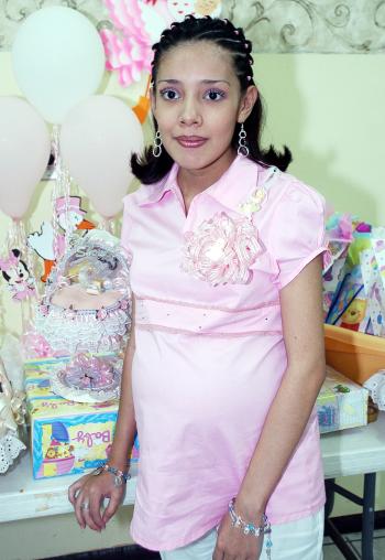 Berenice Estarada de Aguilar espera el nacimiento de su primer bebé y por ello recibió lindos regalos, en la fiesta de canastilla que le ofrecieron recientemente.