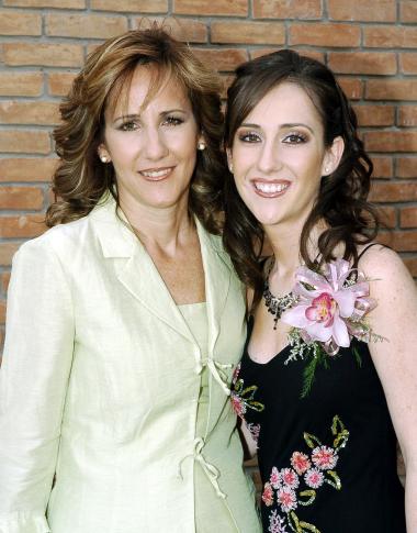 23 de septiembre 2005
Mónica Alarcón Dávalos junto a su mamá Adriana Dávalos Ruvalcaba, en la despedida que le ofreció por su cercano matrimonio.