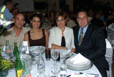 Arturo Martínez, María del Pilar de Martínez, Silvia Núñez y Julián Núñez.