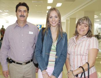 Melissa Cantú viajó al DF, la despidieron Enrique Cantú y Blanca Rosales.