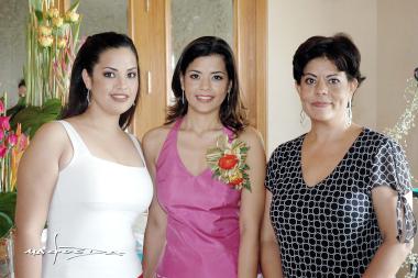 Karla junto a su mamá, Leticia Serna de Ríos y su hermana, Liliana Ríos Serna.