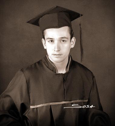 Lic. Manuel Alejandro Martínez Garza, en una fotografía de estudio por motivo de su graduación.