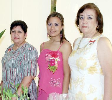 Celia de la Cruz de Flores y Georgina Torres de Grageda le organizaron una despedida de soltera a Yveth Rociío Flores de la Cruz