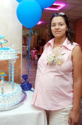 Aída Isabel Navarrete de Súarez disfrutó de una fiesta de canastilla, por el futuro nacimiento de su primer bebé