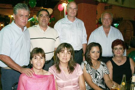 Carlos Alarcón, Leonor de Alarcón, Armando Acosta, Yadira de Acosta, Rodolfo Díaz Flores, Patricia de Díaz Flores, Luis Enrique Hernández y Tere Hernández, en una agradable fiesta.