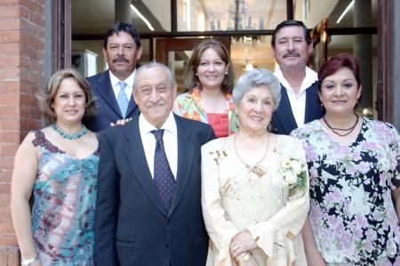 Con una estupenda reunión fue festejada la señora Hortensia Mayagoitia de Robles, quien cumplió 80 años de vida, acompañada de su esposo y sus hijos.