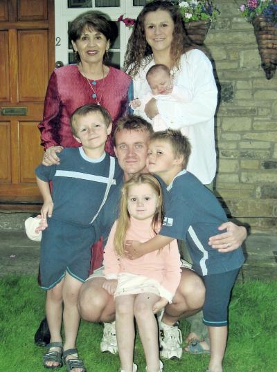 Ana Cristina de Hodkinson y William Hodkinson con sus hijos Sebastián, Daniel, Nadine e Isabella Hodkinson, acompañados por su abuela Amparo Porras.