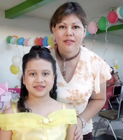 Andrea Victoria Ruiz del Ángel captada junto a su mamá, Lucía Verónica Ruiz.