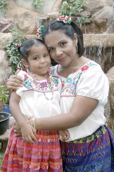 María Elena  Ibarra y Fátima Ibarra López.