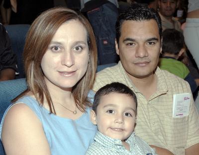 Alejandra de Flores, Omar Flores y su hijo Alejandro.