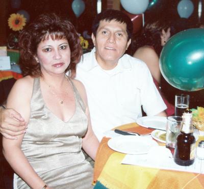 Alejandra de la Cruz Aguilera y Jesús Saucedo Esparza, en un agradable convivio.