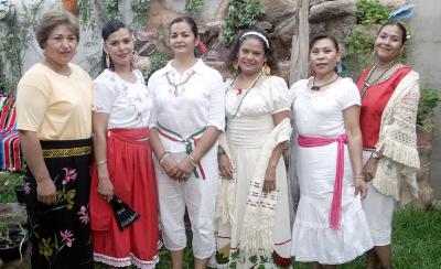 Elvira Gallegos, Aída Arenas, Ángeles Hernández, Mary Cruz Martínez, Eréndira Piñera, Martha Mireles e Hilda Alvarado, en un convivio con motivo de las fiestas patrias.