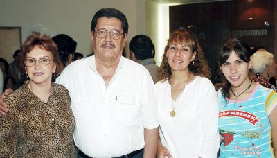 Queta de Izaguirre, Juan Izaguirre, Alma de Tueme y Bárbara Tueme.