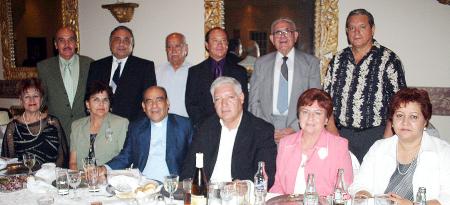 Maestros de la Comunión de la parroquia de la Sagrada Familia de Gómez palacio, en compañia de los sacerdotes Alejandro Terrones y Rigo