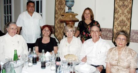 Elvira Iza, Chelito Mena, Carlos Favila, Geny Favela, Vivi Reyes, Lupita Gutiérrez y Gonzalo Olvera, acompañaron también al padre terrones