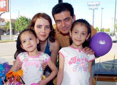 Mayte Fregoso Rodríguez captada junto a su familia en un divertido convivio.