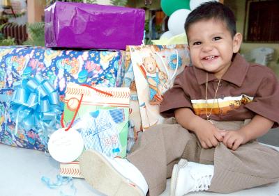 26 de septiembre 2005
Vinicio Niño Valadez disfrutó de una alegre piñata que le organizaron sus papás.