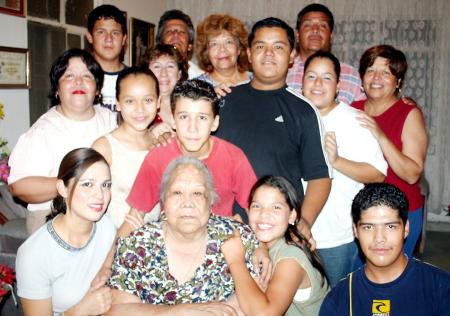 La señora Ana María Gómez cumplió 78 años de vida y por ello sus hijos, nietos y bisnietos le ofrecieron un bonito convivio.