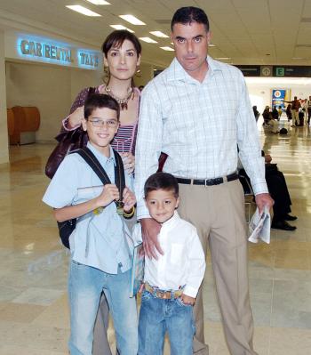 Javier, Joaquín, Lula y Javier Jr. Gómez viajaron al DF.