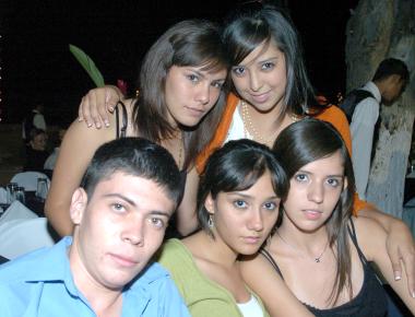 Mario Martínez, Rebeca Alanís, Gaby Gardea, Michelle Mendoza y Laura Delgadillo.